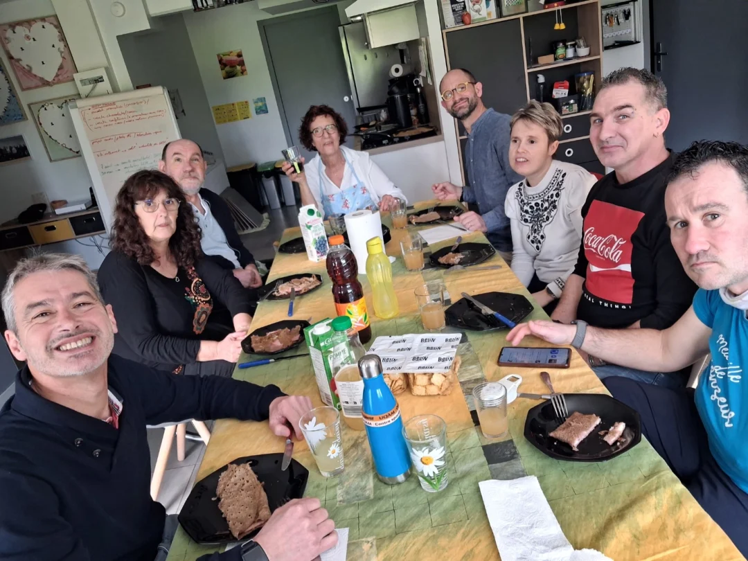 Repas partager au Gem Les Tournesols Charentais webp